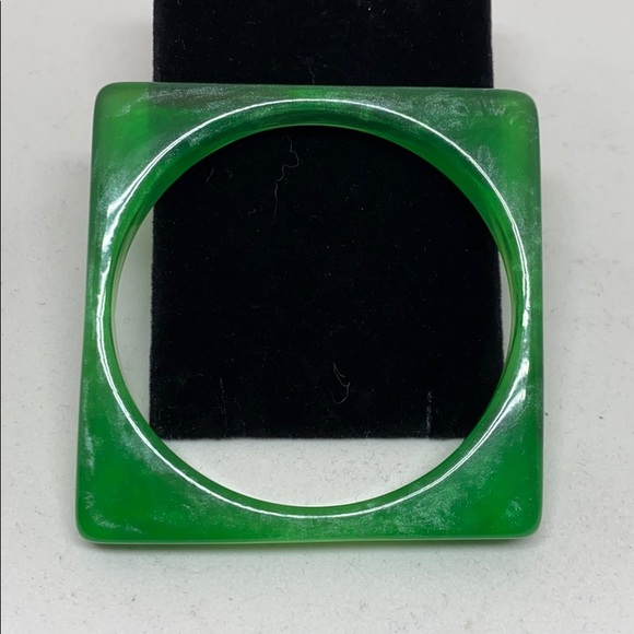 Very cool square green lucite bracelet - Picture 2 of 6